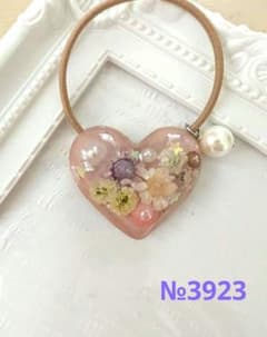 ひなた♡♡様お取り置き№3923 ハート型フラワーレジンヘアゴム ひなた♡♡様お取り置き№3923 ハート型フラワーレジンヘアゴム - メルカリ