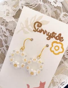 リース型︎✿フラワービーズ‪︎‪︎‪ピアス❁⃘ホワイトカラーのサムネイル