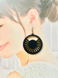 【夏大特価】アジアン　ウッド　ラウンドピアス　ブラックのサムネイル