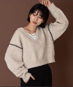 NEUNA配色ハンドステッチワイドVネックニットのサムネイル