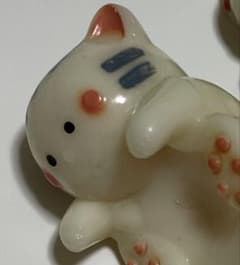 大小の猫の置物 2個セット　尻尾にリボンがかわいい　プラスチックのサムネイル