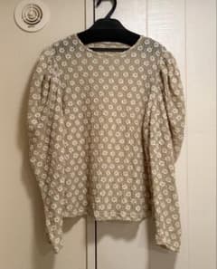 【OHGA】みんと！フラワーカットソー　ブラウス　ベージュ OHGA】みんと様専用！フラワーカットソー ブラウス ベージュ - メルカリ