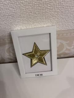 DIOR スターモチーフ ピンバッジ ゴールドのサムネイル
