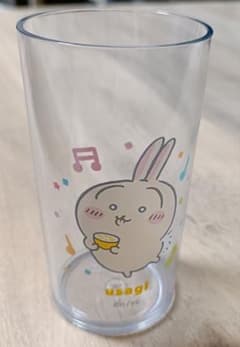 토끼 슈와트와 레몬 음료 컵