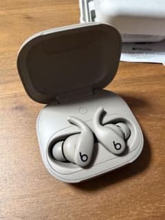 【新品に近い美品】Powerbeats fit 付属品完備のサムネイル