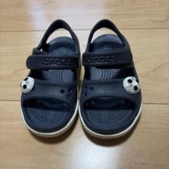 crocs ベビーサンダル サッカーボール装飾 ネイビーのサムネイル