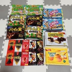 お菓子詰め合わせ ポッキー　カプリコミニ　チョコパイなど大量まとめ売り　送料込みのサムネイル