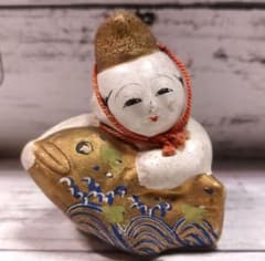 骨董品 鯛を抱いた置物 人形 アンティーク - メルカリ