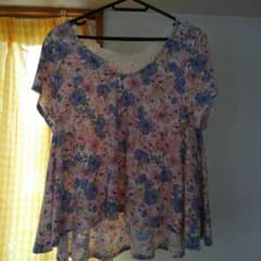 送料込⭐　花柄　トップスのサムネイル