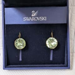 Swarovski　ピアス　グリーン　ラインストーン　未使用　箱有り Swarovski ピアス グリーン ラインストーン 未使用 箱有り - メルカリ