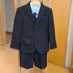男の子　ピンストライプスーツのサムネイル
