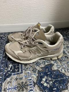New Balance 2002 ベージュ スニーカーのサムネイル