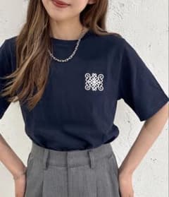 ネイビー 半袖 Tシャツ 白い刺繍のサムネイル