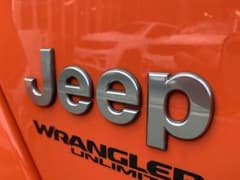 純正品　JL　ラングラー 装着品　JEEP　サイド　エンブレム【シルバー】のサムネイル