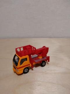 トミカ いすゞ エルフ 高所作業車 ミニカーのサムネイル