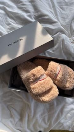 BALENCIAGA 厚底ファーサンダル サイズ37 (~26)のサムネイル