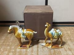 中国美術 唐物 陶器製 唐三彩 馬とラクダ 置物 木箱付 時代物 中国美術 唐物 陶器製 唐三彩 馬とラクダ 置物 木箱付 時代物 - メルカリ