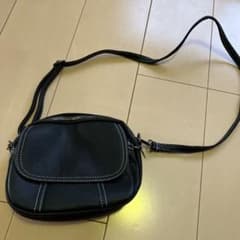 黒い合成皮革ショルダーバッグのサムネイル
