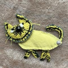 ご予約　②94ミナペルホネン　ハンドメイド　ブローチアクセサリー　猫好きさん❤️ ミナペルホネンquartetねこさんブローチ ハンドメイド - メルカリ