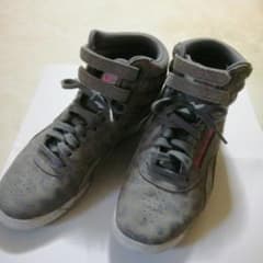 スニーカー 。Reebokのサムネイル