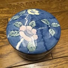 青地花柄の蓋付き陶器容器のサムネイル