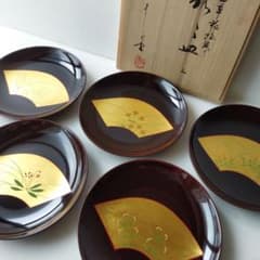 【未使用】漆　溜色　漆塗り　菓子皿　銘々皿　金箔　花柄　柄違い　５客　茶器 未使用】漆 溜色 漆塗り 菓子皿 銘々皿 金箔 花柄 柄違い 5客 茶器