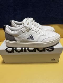 h*p様 adidas ホワイト カジュアルスニーカーのサムネイル
