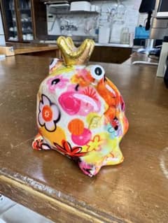 ポンピドゥ カエル カラフル系 王様 貯金箱 置物 - メルカリ