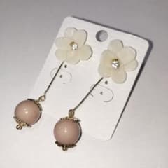 花とパールのカジュアルピアスのサムネイル