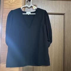 お値下げ可能です。GANNI ブラック Vネック 五分袖ブラウス - メルカリ