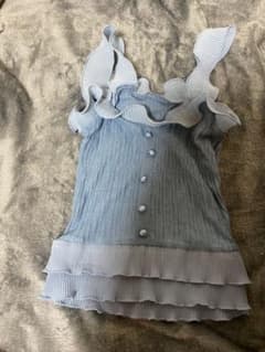 グレイルの水色のトップスのサムネイル