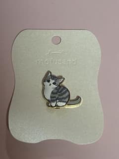 mofusand メタルブローチ しっぽゆれ灰白のサムネイル