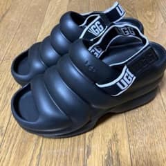 UGG ブラック スポーツサンダル - メルカリ