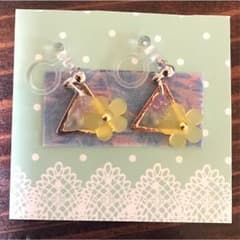 nao様専用トライアングル お花のピアスのサムネイル