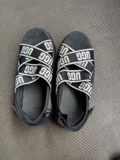 UGG ロゴストラップ 厚底サンダル ブラック - メルカリ
