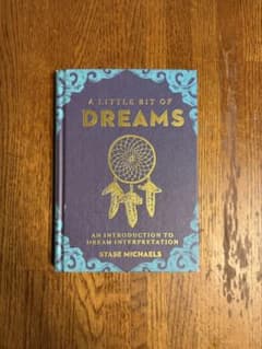 洋書 A Little Bit of Dreams 夢占い ハードカバーのサムネイル