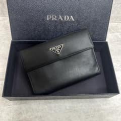 人気✨PRADA プラダ 三つ折り財布 三角ロゴ サフィアーノ ブラックのサムネイル