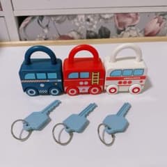 ララ様専用モンテッソーリ　キー&ロックの車のおもちゃのサムネイル