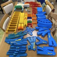 プラレール　大量まとめ売り　レール　橋脚　複線レール　架線柱　駅等のサムネイル