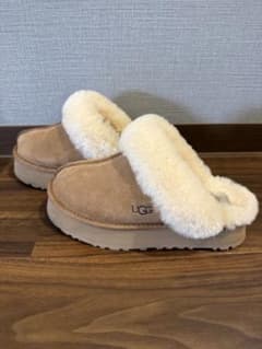 UGG ベージュ スエード スリッポン　厚底のサムネイル