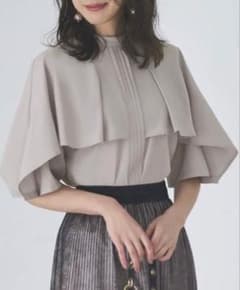RUIRUE BOUTIQE ピンタックケープスタンドカラーブラウスのサムネイル
