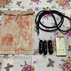 ループ用ボタンと合皮紐と皮縫い針のサムネイル