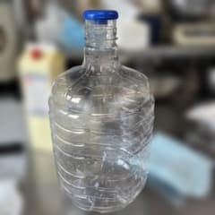 透明プラスチックボトル 青いキャップのサムネイル