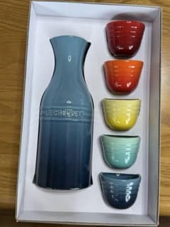 【新品未使用】ル・クルーゼ 酒器セット 徳利 お猪口 5色 レインボー 箱付きのサムネイル