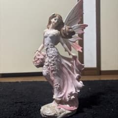 ピンクの妖精の置物のサムネイル