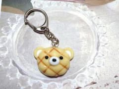 【ハンドメイド】クマのメロンパンキーホルダーのサムネイル