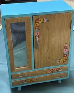 青色木製キャビネット 花柄装飾付き - メルカリ
