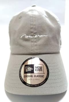 【NEW ERA】CASUAL CLASSIC 筆記体ロゴ キャップ ベージュのサムネイル