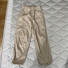 ユニクロキッズ　カーゴパンツ　ベージュ150cmのサムネイル
