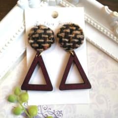 ツイード　ボタン　秋　イヤリング　ブラウン　茶色　ハンドメイド　アクセサリー ツイード調ボタンとウッドトライアングルのピアス/イヤリング